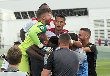 Los cachorros rojiblancos celebran un gol ante el San Fernando (JOSÉ VELASCO)