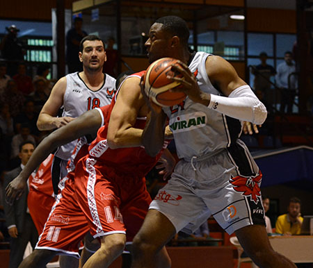 Tyran De Lattibeaudiere en una acción del encuentro (PHOTOGRAPHERSSPORTS)