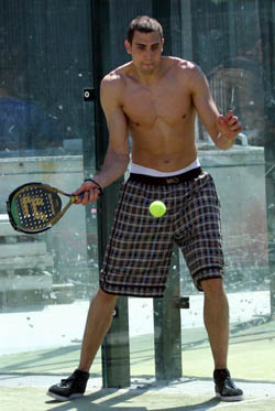 El canterano Pablo Aguilar jugando al Padel 