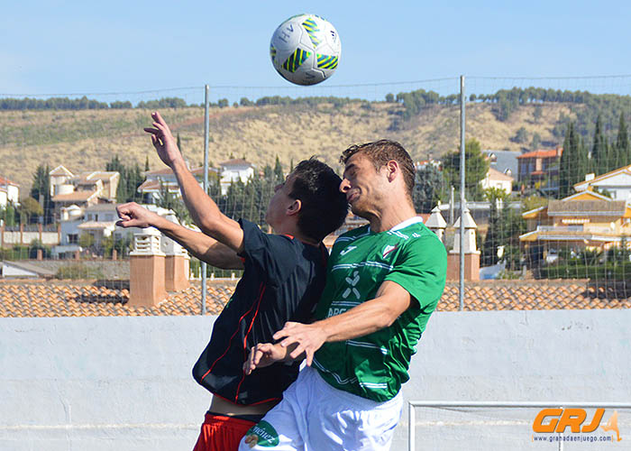 Jugadores de ambos equipos pugna por un balón aéreo (LÁZARO)