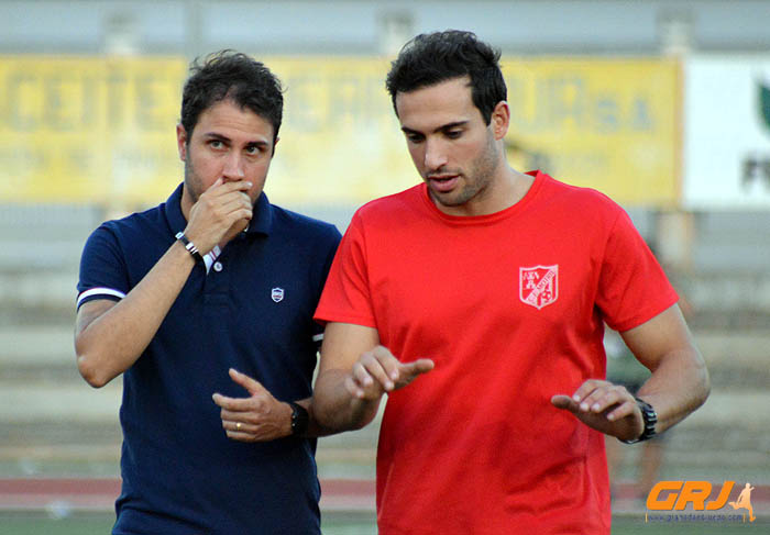 José Manuel García, entrenador del Motril, habla con su ayudante