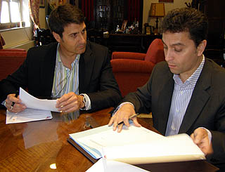 Pedro Fernández, alcalde de Baza, junto a Roberto Casares