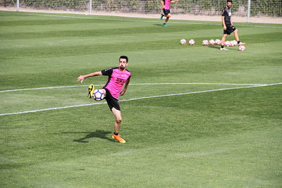 Cuenca intenta controlar un balón 