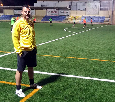 Óscar Sierra sobre el césped del municipal de Huétor Tájar (GRJ)