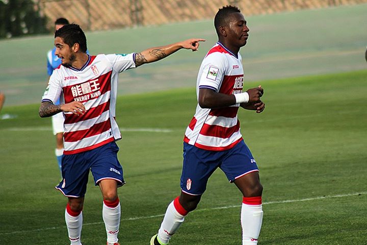 Dos jugadores del filial vuelven a su campo tras celebrar un gol (JOSÉ VELASCO)