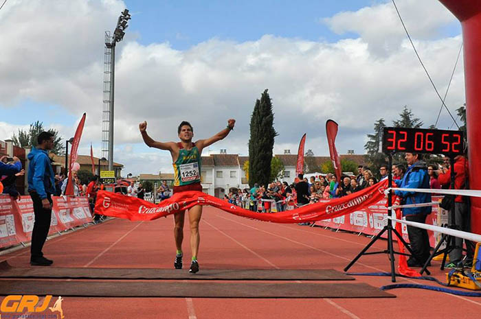 El ganador de la prueba en Santa Fe a su entrada en línea de meta (J. M. BALDOMERO)
