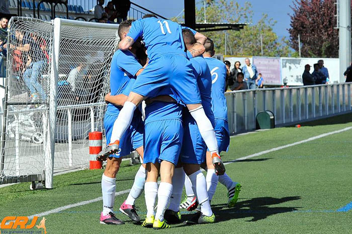 Los jugadores del equipo serrano celebran uno tanto ante el Comarca (BALDOMERO)