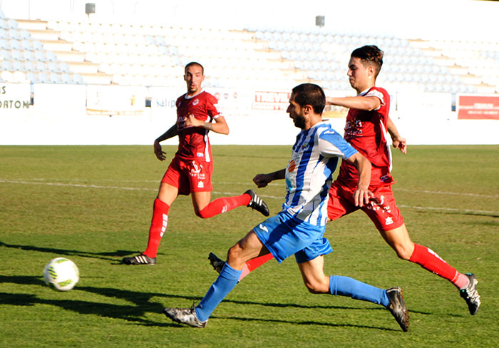 Alexis trata de marcharse de dos defensas del Rincón (MUCHO DEPORTE)