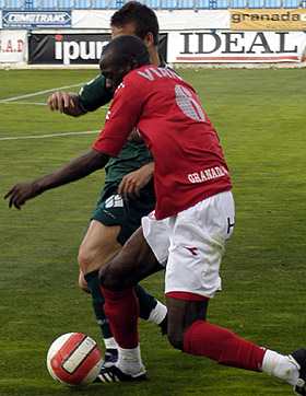 Viator con un rival del Racing Ferrol (PACO AYALA)