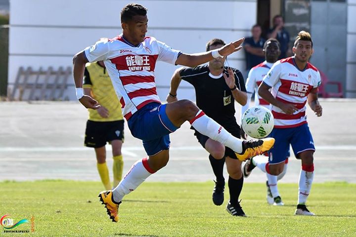Un jugador del filial controla el balón en el partido contra el Marbella (PHOTOGRAPHER SPORT)