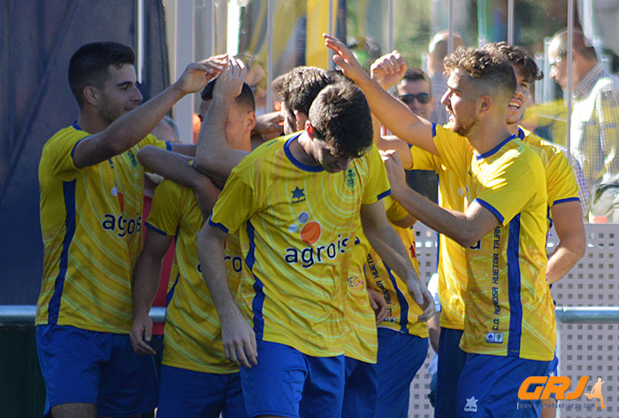 Los jugadores panciverdes celebran el primer tanto del encuentro (J. PALMA)