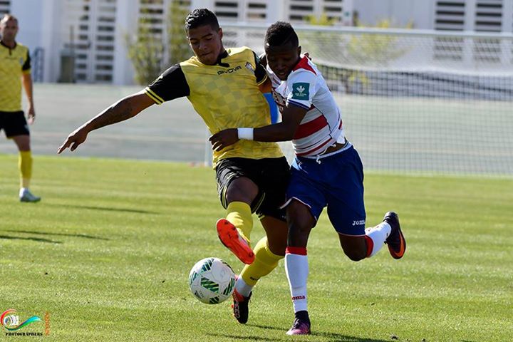 Corozo disputa un balón con el rival (PHOTOGRAPHER SPORT)