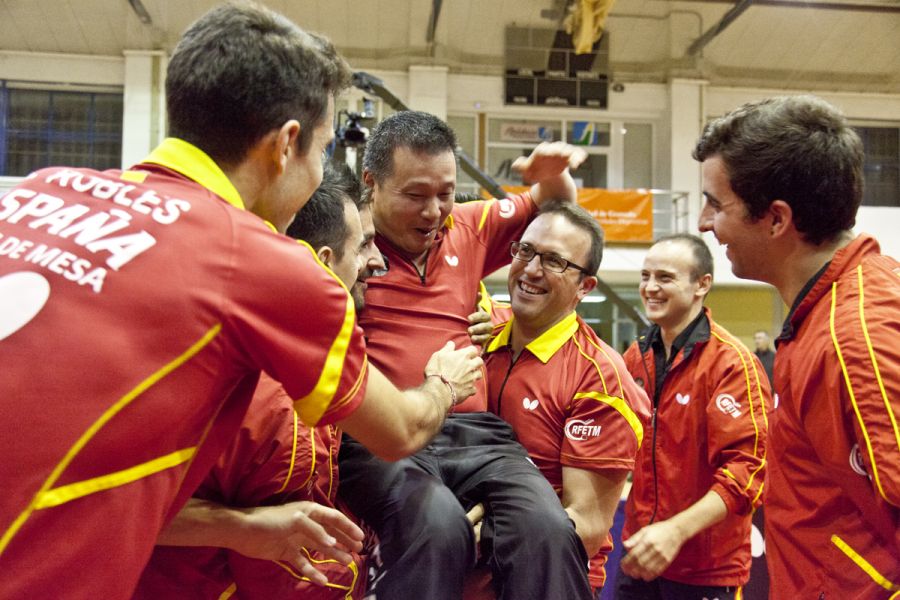 Juanito es felicitado por los jugadores de la selección en su despedida (RFETM.ES)