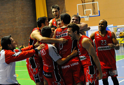 Los jugadores nazaríes celebran el triunfo sobre la bocina (PHOTOGRAPHERS SPORT)