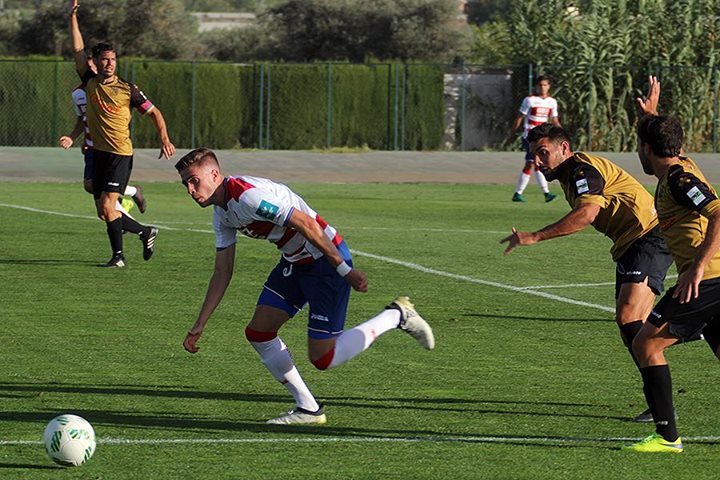 Un jugador del filial intenta mantener el equilibrio (ARCHIVO)