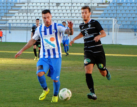 El local Juan Carlos vigilado por Javi Prieto (MUCHO DEPORTE)