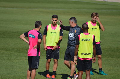 Alcaraz da intrucciones durante el entrenamiento 