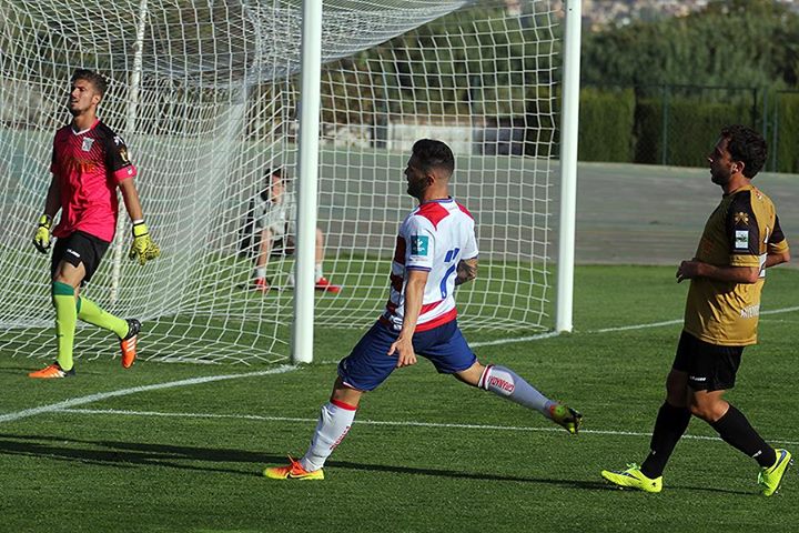 Un jugador del filial se lamenta tras fallar una ocasión (JOSÉ VELASCO)