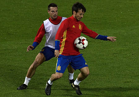Silva protege la pelota ante Azpilicueta en el entreno en Los Cármenes (JESÚS JIMÉNEZ)
