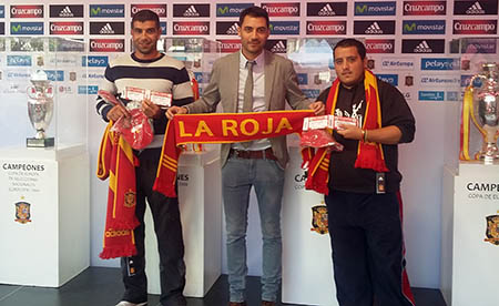 Eduardo Castillo entrega premios a los vecedores en la `fan zone` (GRJ)
