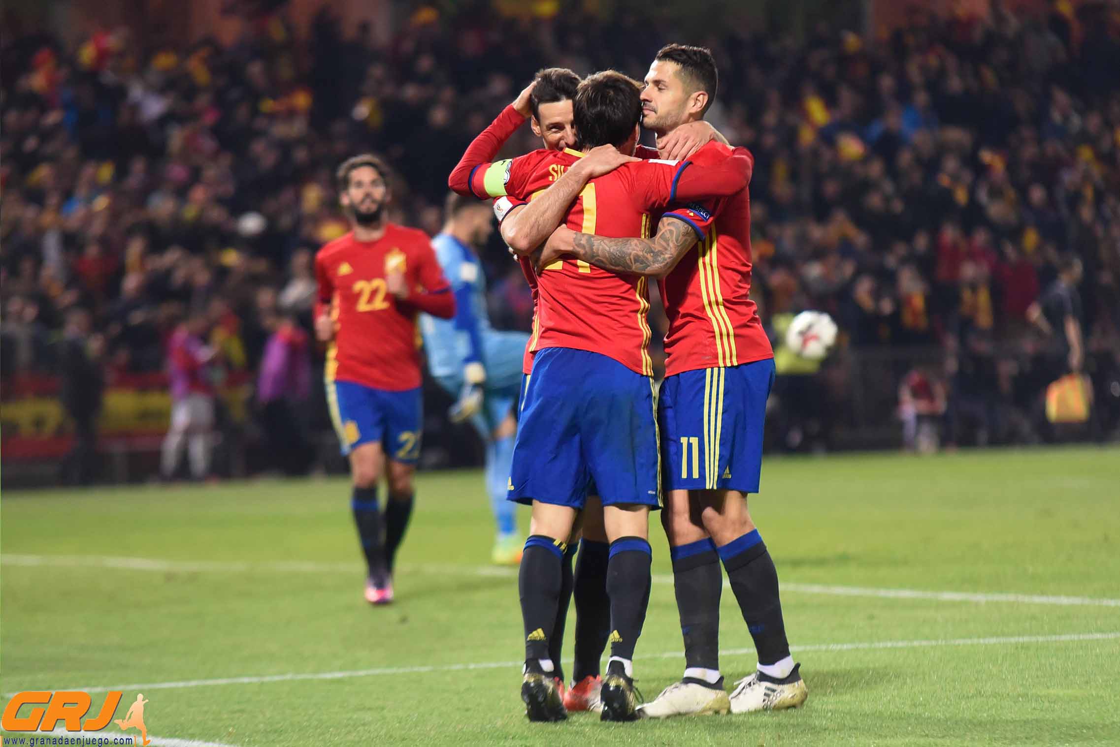 Silva, Aduriz y Vitolo celebran el 4-0 (J. M. BALDOMERO)