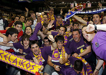 Los aficionados pucelanos celebran su vuelta a la ACB