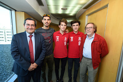 Entrena, junto a los deportistas granadins 
