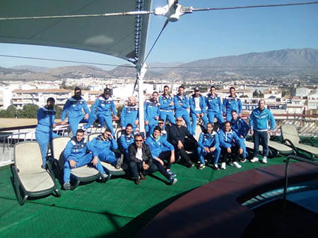 La expedición motrileña en la cubierta del barco que no pudo partir 