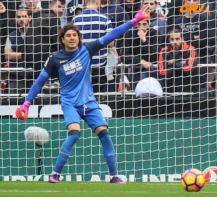 Guilllermo Ochoa bajo los palos de la portería de Mestalla (LOF)