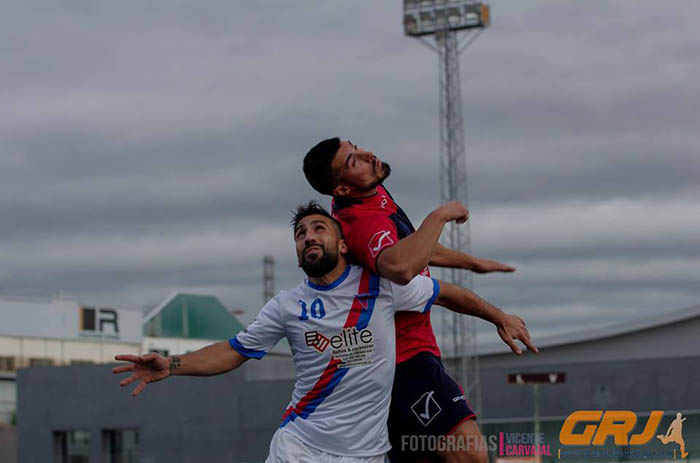 Una acción del encuentro jugado en el municipal de Albolote (VICENTE CARVAJAL)