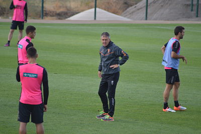 Alcaraz da instrucciones durante un entrenamiento 