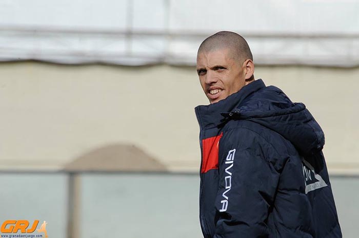 Gabriel Padial, entrenador del Arenas de Armilla (J. M. BALDOMERO)
