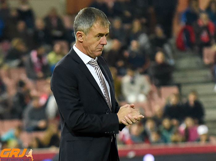 Lucas Alcaraz sigue el encuentro copero desde la banda (J. M. BALDOMERO)