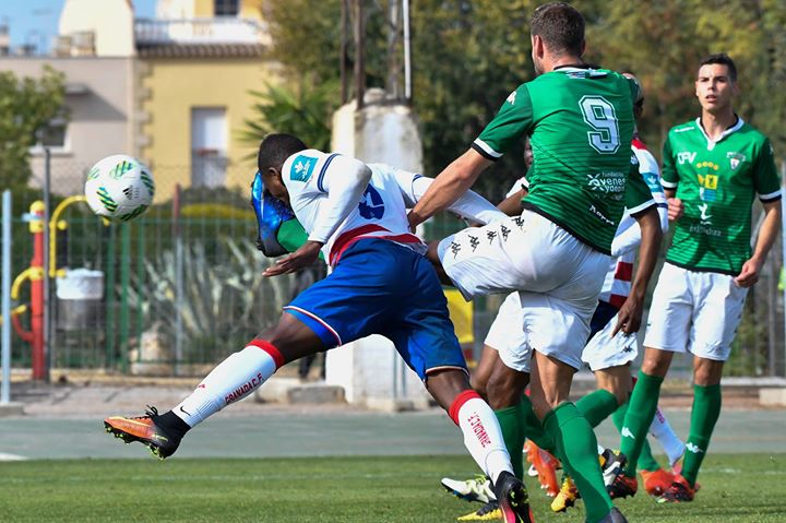 Un jugador del Granada remata de cabeza