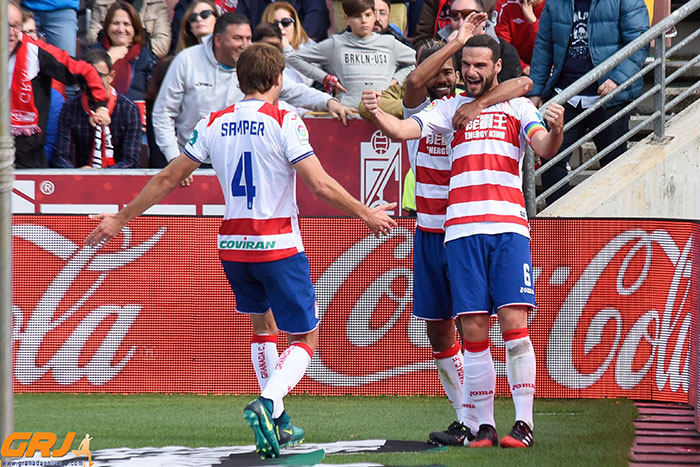 Los jugadores del Granada CF celebran el tanto de Lombán (JOSÉ MIGUEL BALDOMERO)