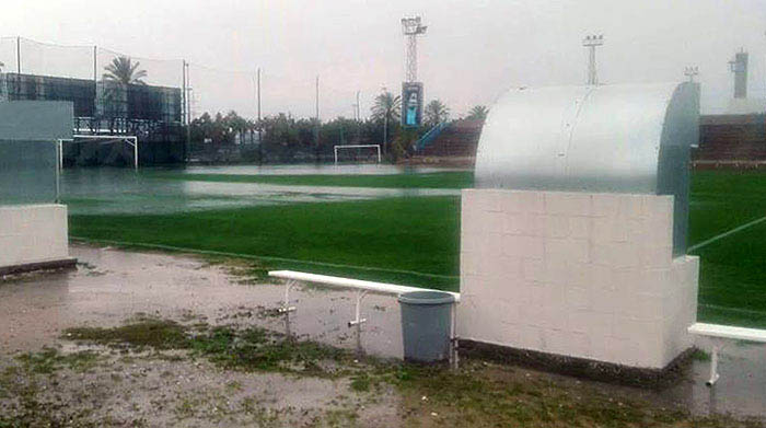 Estado del terreno de juego de la Federación de Málaga que obligó a la suspensión (PACO CASTILLO)