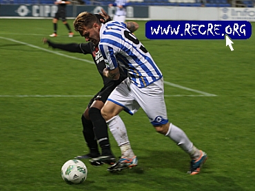 Iván Aguilar intenta una jugada ante un defensa nazarí (RECRE.ORG)