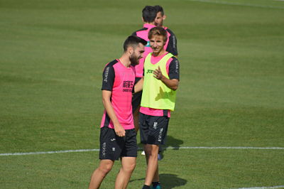 Toral y Samper bromean durante el entrenamiento 