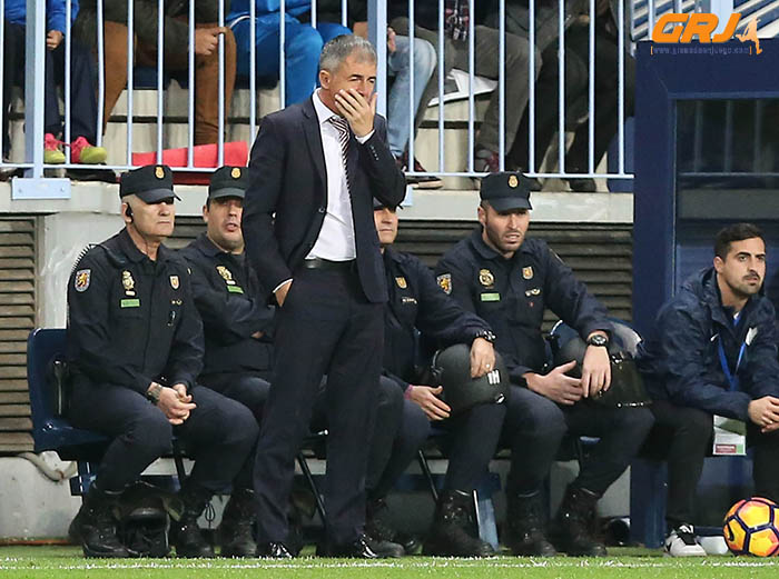 Lucas Alcaraz junto al banquillo de La Rosaleda (LOF)