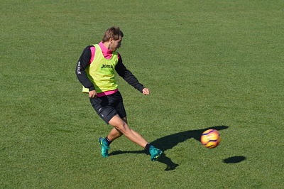 Samper realiza un centro durante el entrenamiento 