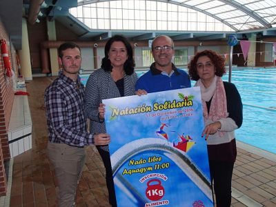 Natación solidaria en Almuñécar 