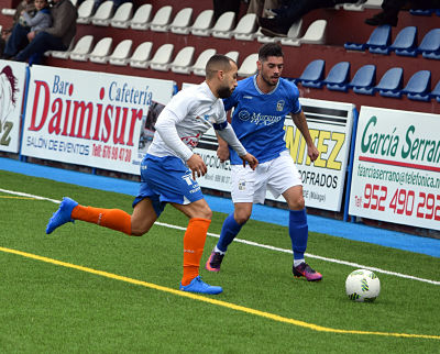Choco intenta hacerce son el control del balón (SETE FERNÁNDEZ)