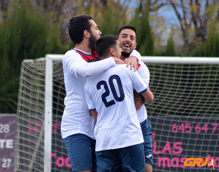 Los alboloteños celebran el primer tanto ante el filial panciverde (J. PALMA)