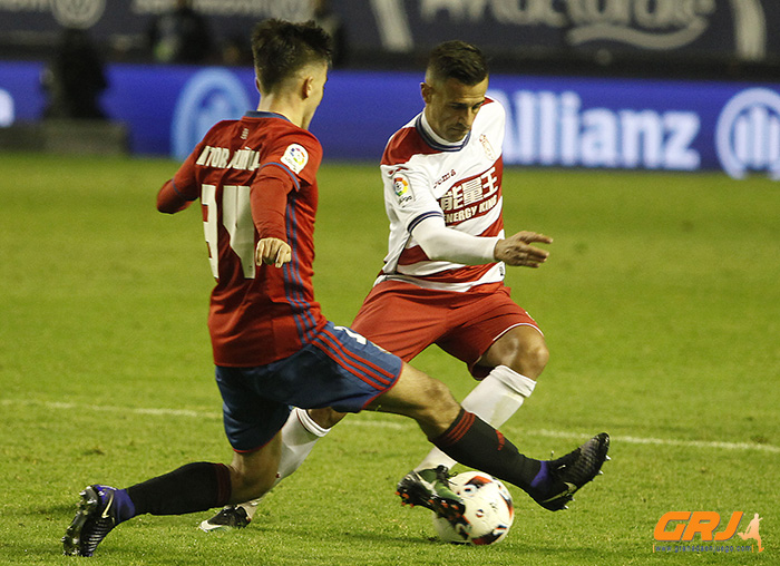 Javi Márquez pugna por el balón en el estadio de El Sadar (LOF)