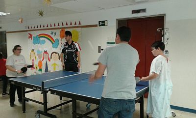 Los niños han disfrutado unas horas del tenis de mensa 