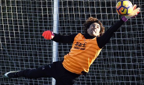 Ochoa en una acción del entrenamiento de este viernes (GRANADA CF)