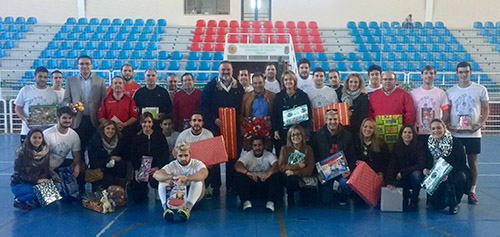 Foto de familia de los participantes en el partido solidario (GRJ)