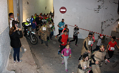 Corredores por las calles del casco antiguo de Salobreña (GRJ)