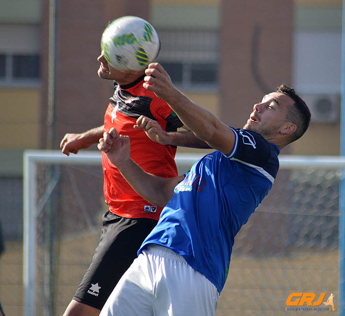 Antonio López, protagonista del encuentro, en un salto con un jugador malacitano (J. PALMA)
