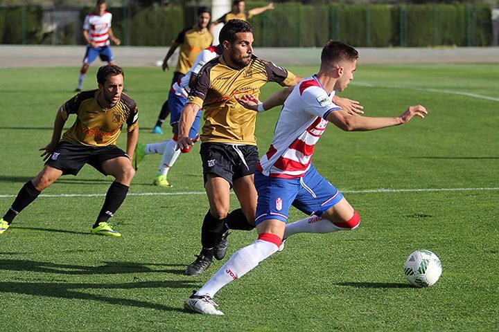 Entrena intenta zafarse de un rival